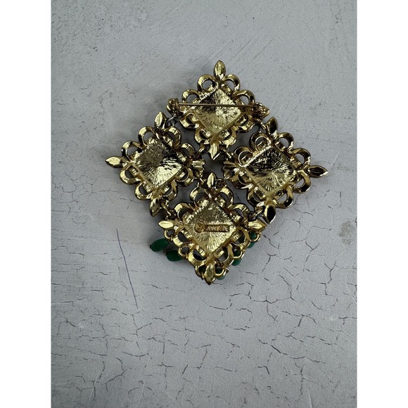 Vintage Sarah Coventry Brooch Pin Gold Tone Green Dangle Accents Multicolor Gems - Picture 4 of 6